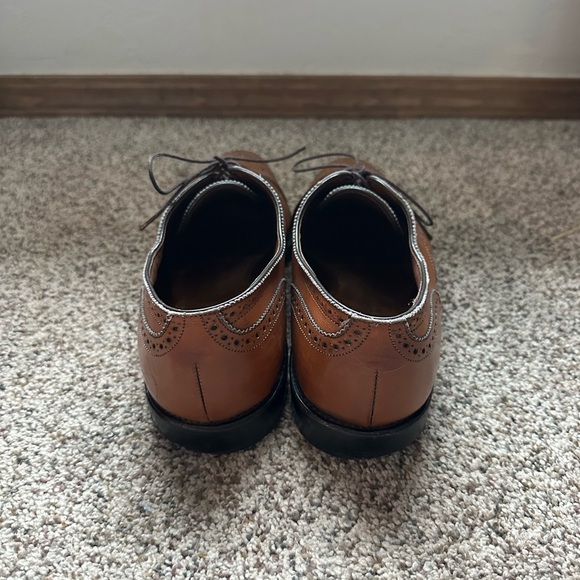 Allen Edmonds Tan Oxford Leather Shoes with Broguing - Picture 5 of 8